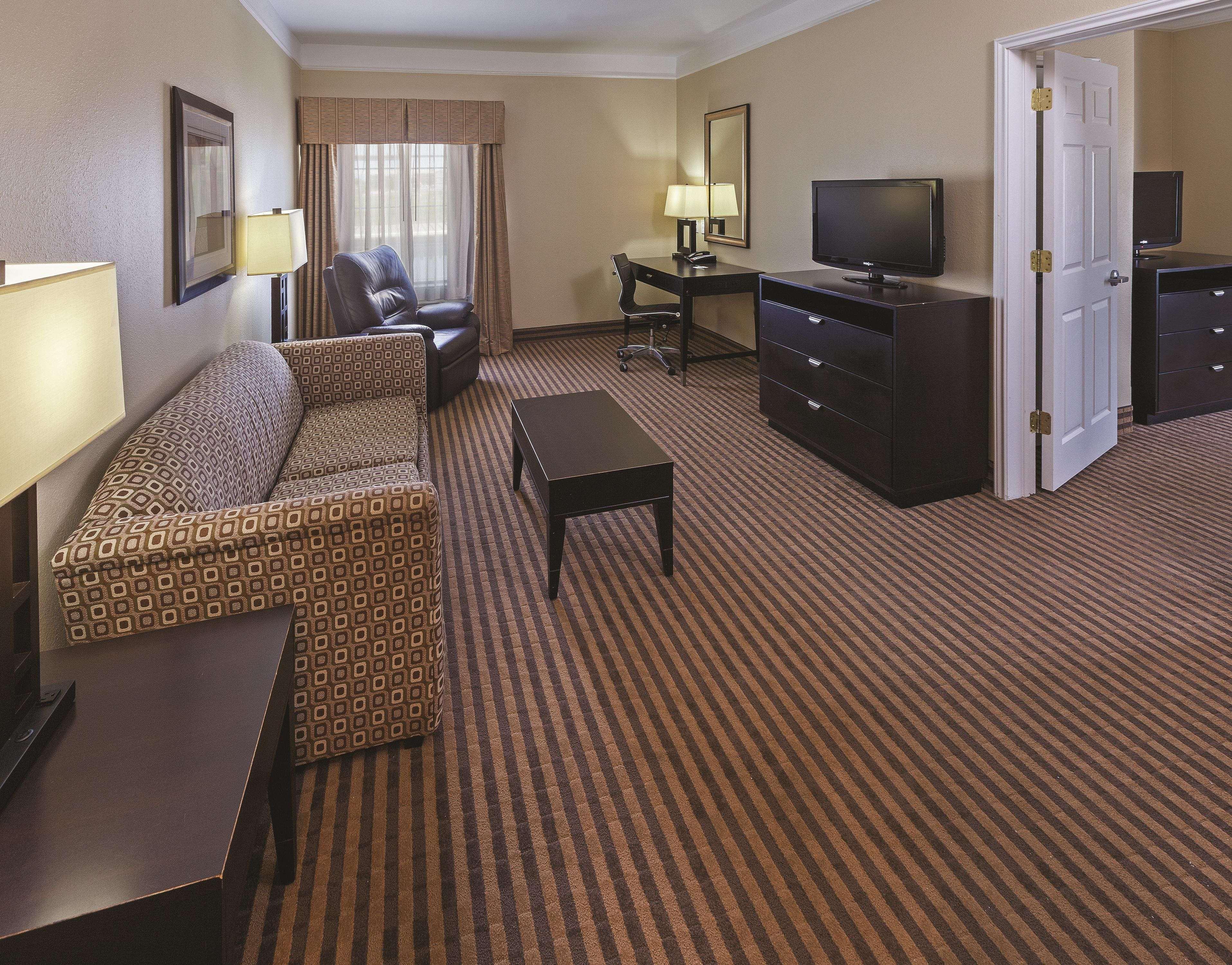 La Quinta By Wyndham Livingston Hotel Exterior photo